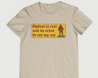 Bigfoot is echt en hij probeerde mijn kont grappig te eten - Unisex T-shirt, meerdere kleuren. Grappig overhemd.
