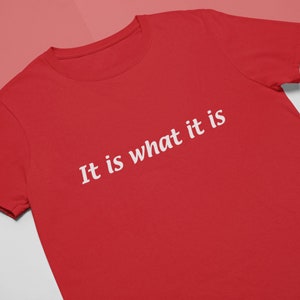 K&ouml;nnte beinhalten: Rotes T-Shirt mit wei&szlig;em Text, der "It is what it is" lautet.