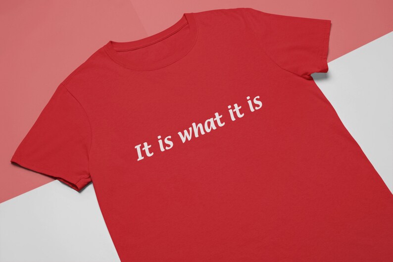 K&ouml;nnte beinhalten: Rotes T-Shirt mit wei&szlig;em Text, der "It is what it is" lautet.