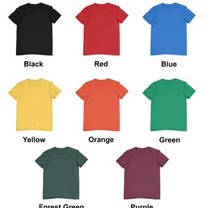 K&ouml;nnte beinhalten: Ein Set mit zehn leeren T-Shirts in verschiedenen Farben, darunter Schwarz, Rot, Blau, Gelb, Orange, Gr&uuml;n, Waldgr&uuml;n und Lila. Die Shirts liegen alle flach auf einem wei&szlig;en Hintergrund.