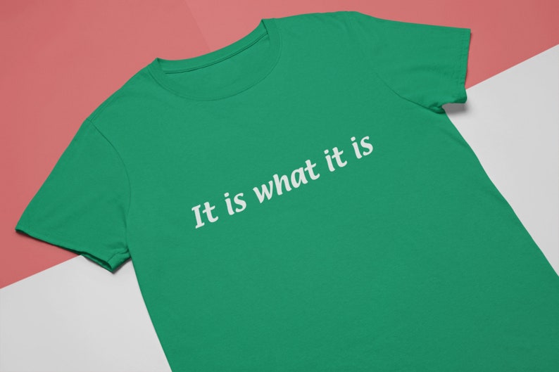 K&ouml;nnte beinhalten: Ein gr&uuml;nes T-Shirt mit dem Aufdruck "It is what it is" in wei&szlig;.