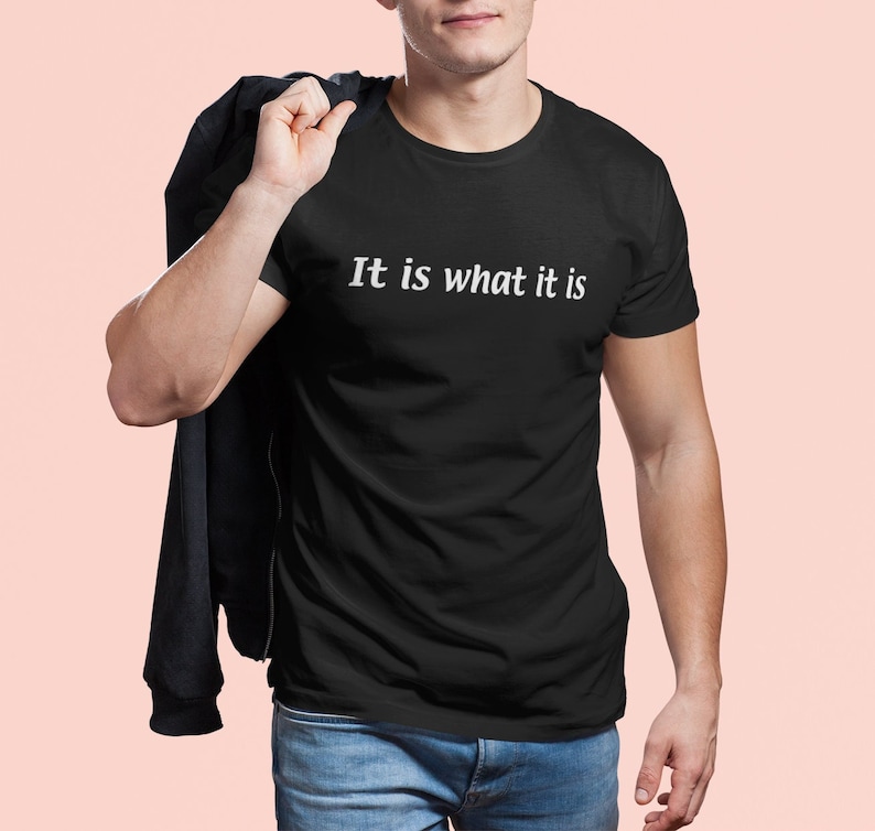 K&ouml;nnte beinhalten: Ein schwarzes T-Shirt mit dem Text "It is what it is" in wei&szlig; auf der Vorderseite.