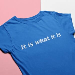 K&ouml;nnte beinhalten: Ein blaues T-Shirt mit dem Aufdruck "It is what it is" in wei&szlig; auf der Vorderseite.