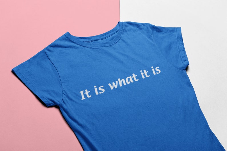 K&ouml;nnte beinhalten: Ein blaues T-Shirt mit dem Aufdruck "It is what it is" in wei&szlig; auf der Vorderseite.