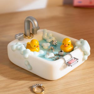 バスダック小物入れ - ミニチュアバスタブジュエリーボウル、かわいいゴム製アヒルの指輪ホルダー、かわいいシンクデスク装飾、風変わりな化粧台ギフト