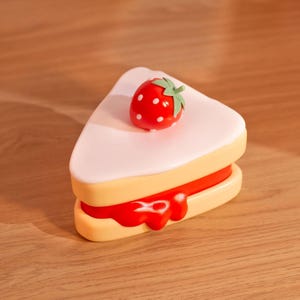 Scatola portagioie a forma di torta - Portagioie a forma di cibo finto, grazioso vasetto a forma di fragola con coperchio, originale decorazione da scrivania color pastello, regalo in stile cottagecore per pasticceria