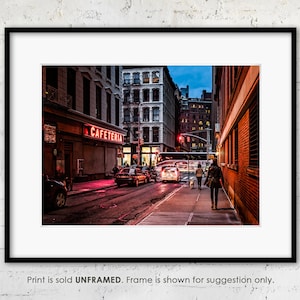 Stampa fotografica di New York "Nightfall in Tribeca", fotografia notturna di New York City, stampa architettonica, stampa artistica, fotografia di strada, stampa di insegne al neon