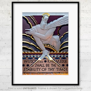 Può includere: Una figura bianca scolpita di un uomo con una corona e vesti fluttuanti, su uno sfondo di nuvole viola, dorate e nere. La figura tiene un bastone dorato, e l'iscrizione "WISDOM AND KNOWLEDGE SHALL BE THE STABILITY OF THY TIMES" si trova sotto la figura.