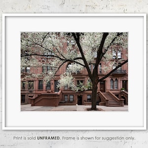 Impresión fotográfica original de "Casas de piedra rojiza con perales de Callery en flor" de Nueva York, Upper West Side, calidad de exhibición