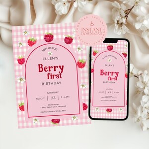 Puede incluir: Una invitación rosa y blanca con estampado de cuadros y un smartphone que muestra el mismo diseño. La invitación y la pantalla del teléfono presentan un arco rosa con el texto "Berry first birthday" e ilustraciones de frambuesas. La invitación incluye detalles del evento.
