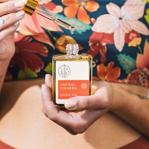 Sacral Chakra Body Oil – Aromatherapy Body Oil for Passion & Creativity