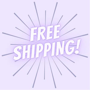 Op de afbeelding: Een witte keramische mok met een zwart handvat en de tekst "But First, Coffee" in een vetgedrukte, zwarte letter. De mok is gevuld met een donkere vloeistof, waarschijnlijk koffie, en staat op een lichtgekleurd oppervlak.