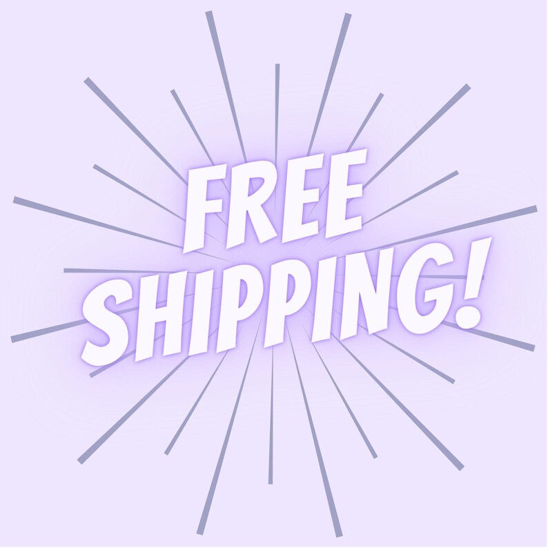 Op de afbeelding: Een witte keramische mok met een zwart handvat en de tekst "But First, Coffee" in een vetgedrukte, zwarte letter. De mok is gevuld met een donkere vloeistof, waarschijnlijk koffie, en staat op een lichtgekleurd oppervlak.