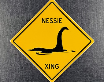 Adesivo Nessie para laptop, adesivo de monstro de Loch Ness para garrafa de água, decalque de vinil Cryptid para carro, Cryptidcore, lendas urbanas, serpente marinha