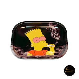 Könnte beinhalten: Ein schwarzes Metall-Rolltablett mit einem Cartoon-Bild eines gelben Charakters mit roten Augen, der eine Zigarette raucht. Der Hintergrund ist schwarz mit weißem Rauch.