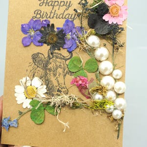 Tarjeta de felicitación de feliz cumpleaños hecha a mano con temática de toro / Tarjeta de felicitación con flores secas y musgo hecha a mano - Perla y morado negro