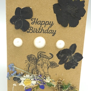 Tarjeta de felicitación de feliz cumpleaños hecha a mano con temática de toro / Tarjeta de felicitación con flores secas y musgo hecha a mano - Perla y negro