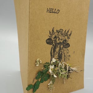Carte de voeux faite main de vache avec des fleurs séchées - parfaite pour dire bonjour !