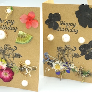 Tarjeta de felicitación de feliz cumpleaños hecha a mano con temática de toro / Tarjeta de felicitación con flores secas y musgo hecha a mano - Kiwi seco y rosa