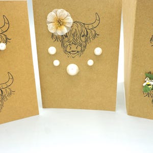 Conjunto de Cartões de Saudação | 3 Cartões Artesanais com Pérolas, Coroas Florais e Pingente Rústico | Ecológico e Inspirado na Natureza