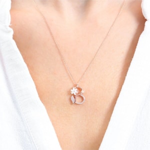 Magnolia Flower Letter D-B-E-A Rose Color Silver Letter Collar. Regalo de joyería Magnolia para mujeres graduación universitaria. Despedida De Soltera Gif