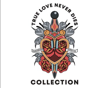 Puede incluir: Una ilustración de estilo tatuaje tradicional de un corazón atravesado por una daga con rosas y hojas. El texto "TRUE LOVE NEVER DIES" está escrito en un círculo alrededor del corazón.