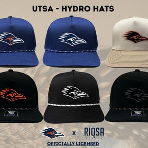 Può includere: Sei cappelli UTSA Hydro in vari colori: blu, nero e beige. Ogni cappello presenta un logo Roadrunner e un dettaglio a corda. Il testo "UTSA - HYDRO HATS" è in alto. La parte inferiore dell'immagine include il testo "OFFICIALLY LICENSED".