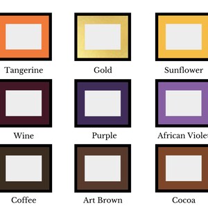 K&ouml;nnte beinhalten: Ein Raster aus neun rechteckigen Bilderrahmen mit schwarzen R&auml;ndern und farbigen Passepartouts in Tangerine, Gold, Sonnenblume, Weinrot, Lila, Afrikanisches Veilchen, Kaffee, Kunstbraun und Kakao, jeweils mit dem Farbnamen darunter beschriftet.