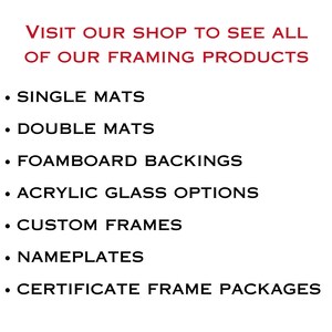 K&ouml;nnte beinhalten: Ein wei&szlig;es Schild mit rotem Text oben, der lautet: VISIT OUR SHOP TO SEE ALL OF OUR FRAMING PRODUCTS. Darunter befinden sich schwarze Aufz&auml;hlungspunkte mit: SINGLE MATS, DOUBLE MATS, FOAMBOARD BACKINGS, ACRYLIC GLASS OPTIONS, CUSTOM FRAMES, NAMEPLATES und CERTIFICATE FRAME PACKAGES.