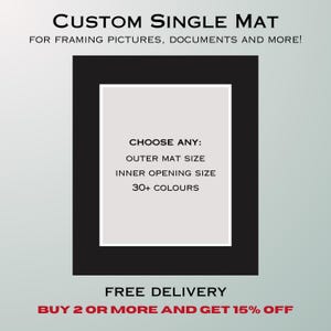 Peut inclure: Un passe-partout simple personnalisé pour encadrer des images et des documents. Le visuel présente une bordure rectangulaire noire entourant une ouverture centrale gris clair. Le texte indique : CUSTOM SINGLE MAT, FOR FRAMING PICTURES, DOCUMENTS AND MORE!, CHOOSE ANY: OUTER MAT SIZE, INNER OPENING SIZE, 30+ COLOURS.