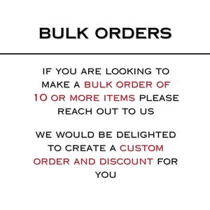 K&ouml;nnte beinhalten: Ein wei&szlig;es grafisches Schild mit schwarzem und rotem Text, der lautet: BULK ORDERS. IF YOU ARE LOOKING TO MAKE A BULK ORDER OF 10 OR MORE ITEMS PLEASE REACH OUT TO US. WE WOULD BE DELIGHTED TO CREATE A CUSTOM ORDER AND DISCOUNT FOR YOU.