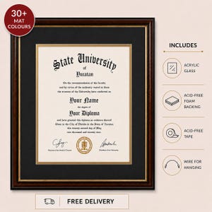 Peut inclure: Un cadre pour diplôme avec une finition en bois foncé, un passe-partout noir et une bordure intérieure dorée. Le document porte le texte State University of Yucatan, Your Name et Your Diploma, avec un sceau doré et deux signatures. Inclut verre acrylique, support en mousse sans acide, ruban adhésif sans acide et fil de suspension.