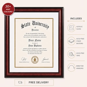 Peut inclure: Un cadre pour diplôme en bois foncé avec un passe-partout blanc et une bordure intérieure dorée, présentant un certificat de la State University of Yucatan. Inclut verre acrylique, dos en mousse sans acide, ruban sans acide et fil de suspension.