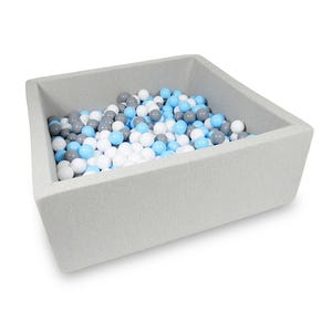 Könnte beinhalten: Ein grauer rechteckiger Ballpool gefüllt mit blauen, weißen und grauen Bällen.