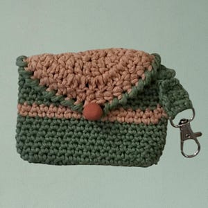Cartera para tarjetas de dos colores para mujeres amantes de los accesorios. Una creación de crochet hecha a mano en 100 % algodón. Se puede colocar en el bolso para tenerla a mano.