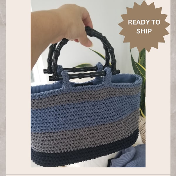 Handtasche im Farbblockdesign, komplett gefüttert mit Tasche. Handgefertigte Häkelkreation aus Makramee-Baumwolle für Frauen. Eine lässige Tasche im Sommerstil