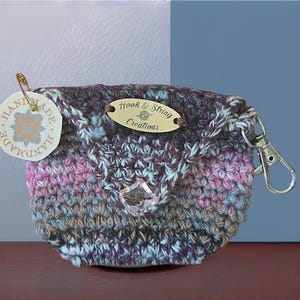 Tasbedel, portemonnee voor oordopjes, kleingeld cadeaubonnen, kleine accessoires. Handgehaakte tasbedel voor je favoriete draagtas. Een stijlvolle minitas