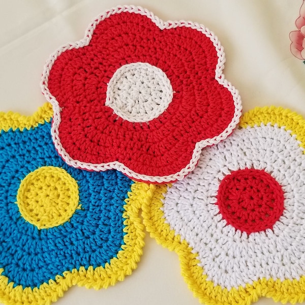 Flower wash/face cloths crocheted in 100% cotton. Soft, absorbent & a Cheerful addition in kitchen or bath.  Cottage Core + farmhouse style