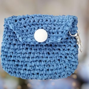 Monedero/billetera elegante. Un dije/llavero para bolso. Un accesorio versátil para tu bolso. Lleva cómodamente auriculares, teléfonos plegables o monedas.