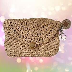Monedero/billetera elegante. Un dije/llavero para bolso. Un accesorio versátil para tu bolso. Lleva cómodamente auriculares, teléfonos plegables o monedas.