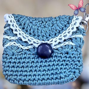Dije para monedero o bolso. Llavero de crochet azul/blanco para complementar tu bolso. Hecho a mano con fibras sostenibles. Versátil y elegante.