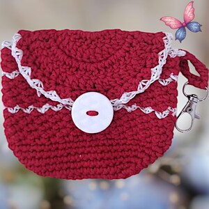 Monedero rojo para quienes aman los accesorios. Hecho a mano con fibras sostenibles. Funcionalidad y estilo en un pequeño estuche. Un charm para bolso.