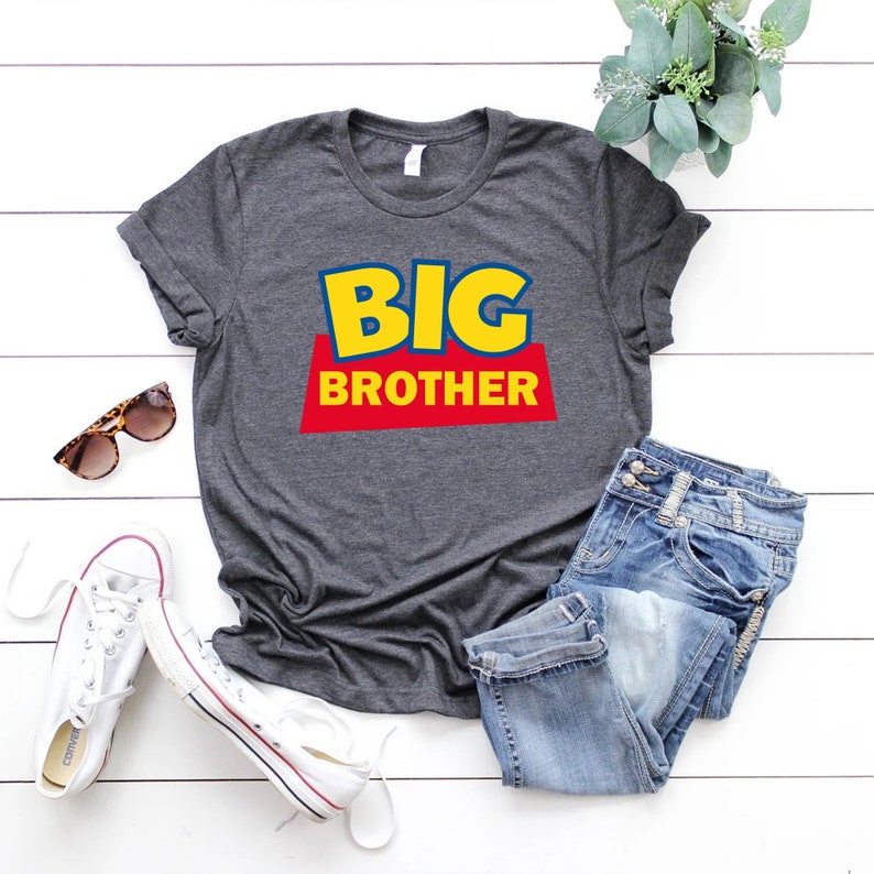 Toy Story Camisa de Gran Hermano, Regalo de anuncio de hermano, Regalo de revelación de nacimiento para hermano, Camisa de anuncio de bebé imagen 1