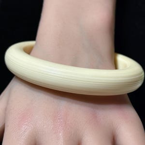 Vintage Spun Lucite Bangle – Cream Ribbed Plastic Bracelet | 1950s Mid-Century Jewelry | Mod Retro Stacking Bangle