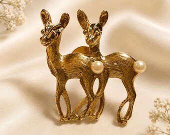 Vintage Avon Deer Brooch 1970s – Gold-Tone Holiday Reindeer Pin with Faux Pearls