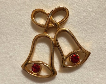 Vintage Gold-Tone Christmas Bell Pendant – Red Rhinestone Holiday Charm – 1980s Bow Bells Jewelry