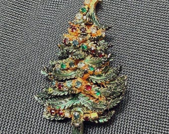 Hattie Carnegie 3D Christmas Tree Brooch – Layered Enamel Rhinestone Holiday Pin, 1950s