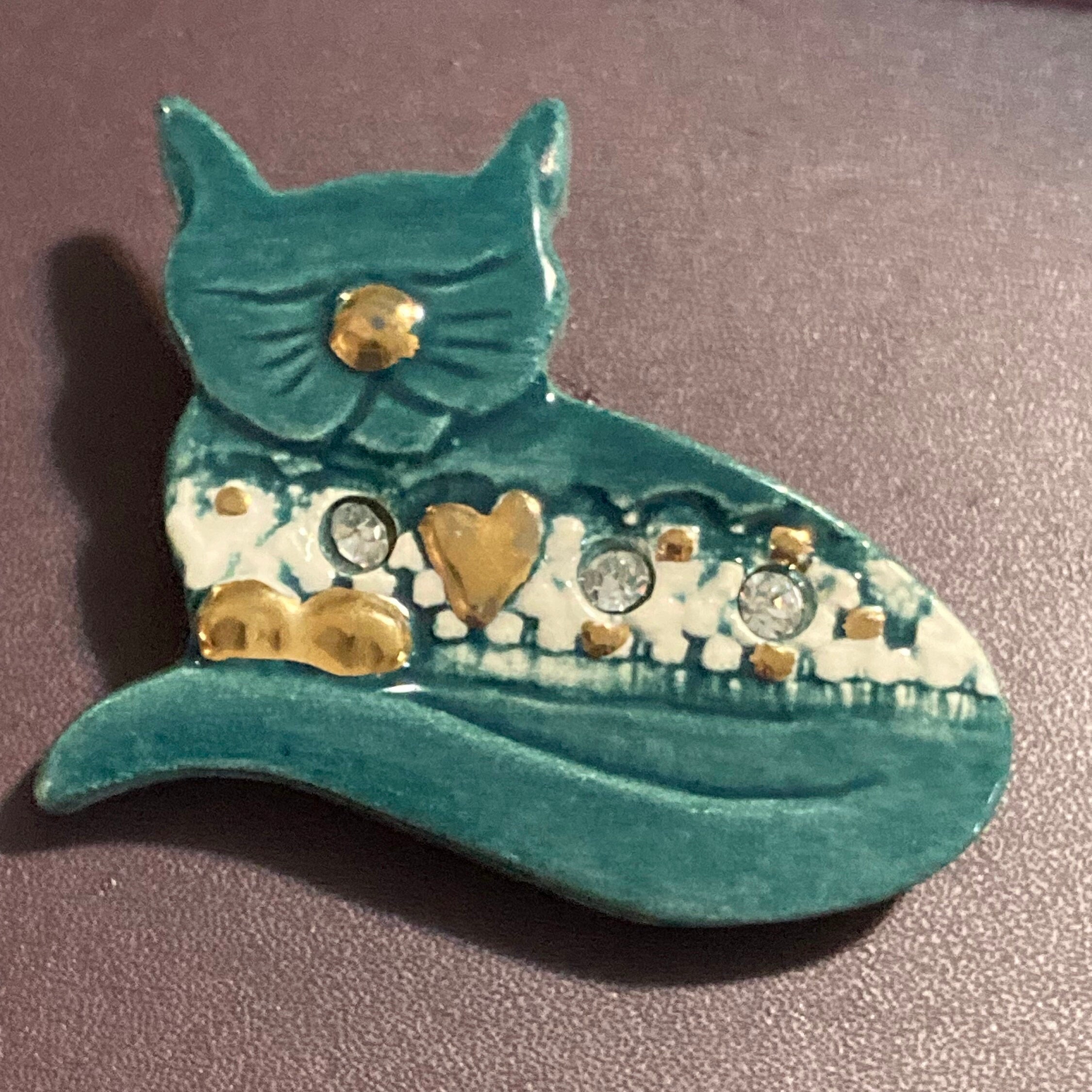 Signed Bay Pottery Cat Brooch – Green Porcelain with Gold & Crystals – Whimsical Folk-Art Pin, collectible