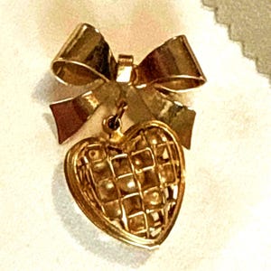 1950s Coro Gold Tone Bow Heart Brooch – Vintage Pearl Fill Cage Heart, Script Signed