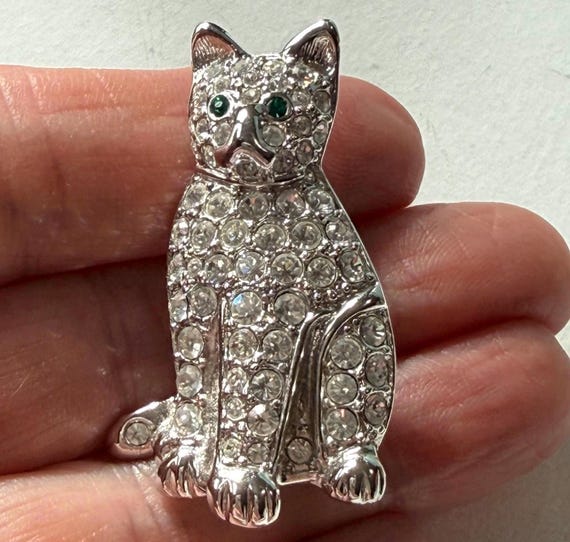 Vintage Rhinestone Cat Brooch – Silver-Tone Kitty Pin with Green Crystal Eyes